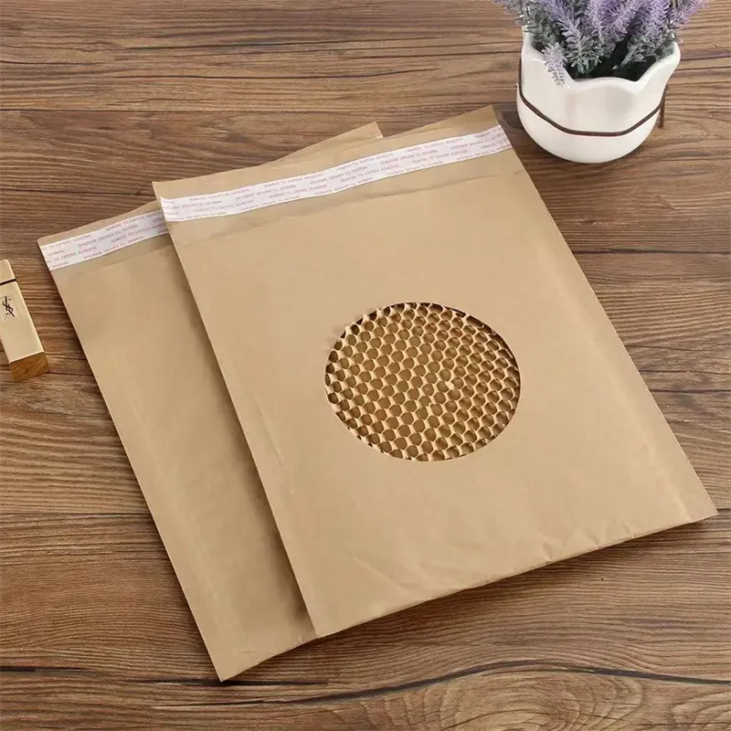 There are 2 custom honeycomb paper mailers placed in the middle of the picture. Through the circular window, we can see the inner structure of the mailer. The blank body of the mailer also hints at customizable options.