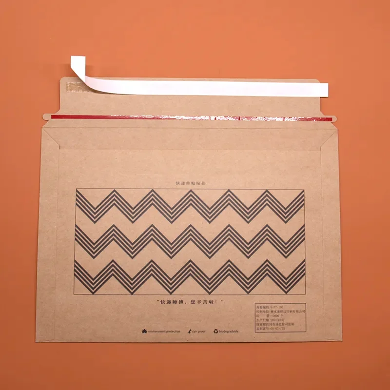 Een bruine aangepaste papieren mailer ligt plat op een donkerrode achtergrond. De platte structuur suggereert dat hij wordt gebruikt om documenten, ansichtkaarten, enz. in te versturen.