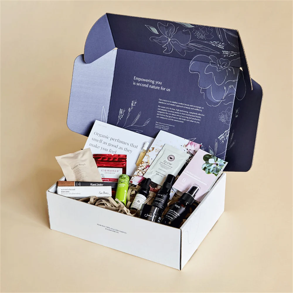 Una caja abierta de suscripción de belleza que contiene productos orgánicos variados para el cuidado de la piel, con un interior floral azul marino oscuro y un mensaje de empoderamiento, sobre un fondo neutro.